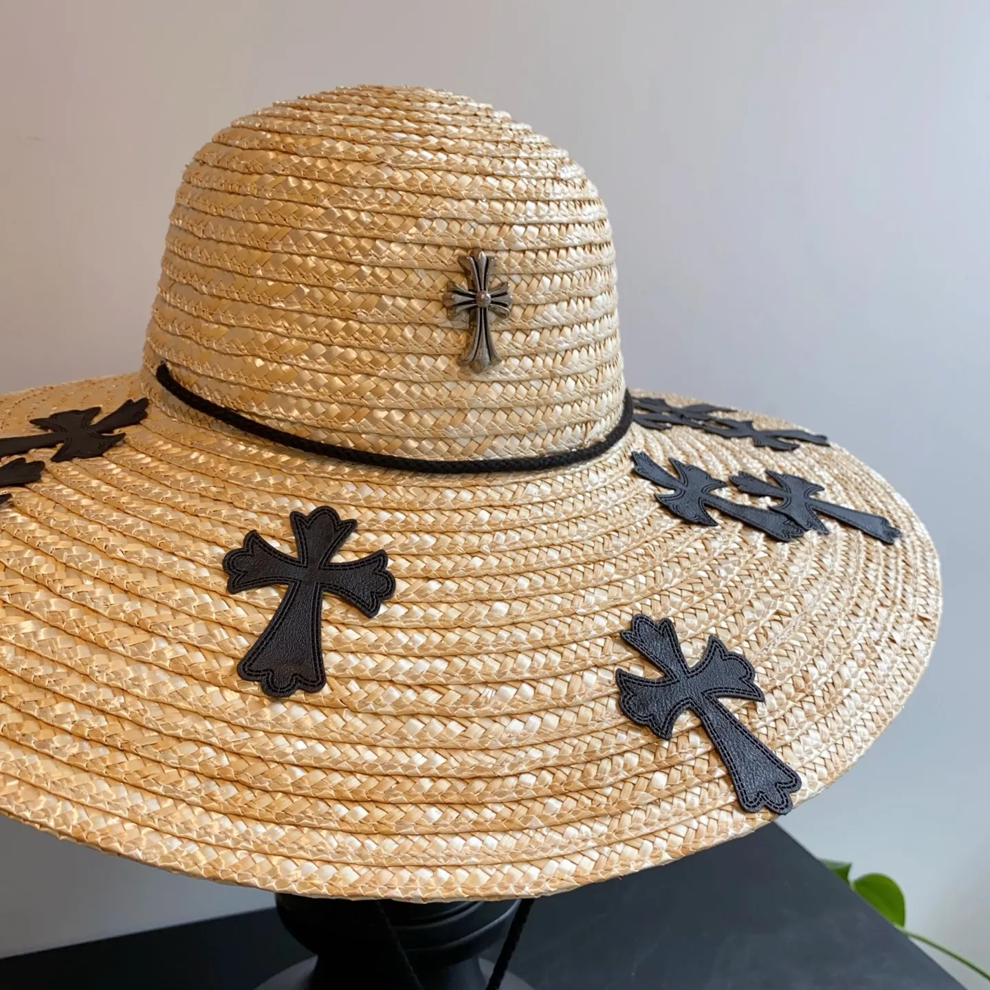 New arrival ꫛꫀꪝ ❥—— 🆕Awesome Crow Heart Cross Wheat Straw Basin Hat 🪄Small quantity in stock, place your order quickly 🖤A must-have item for travel and vacation photography 📸Super release